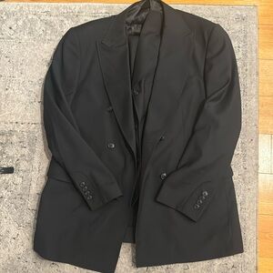 This is a 3 piece suit in a size 40R/34W.